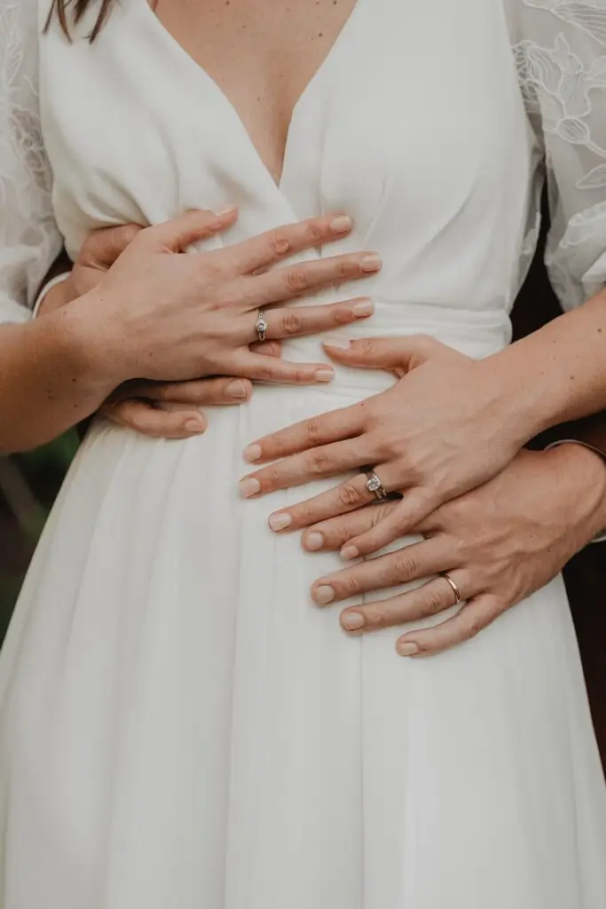 Photo en gros plan sur les mains des mariés
