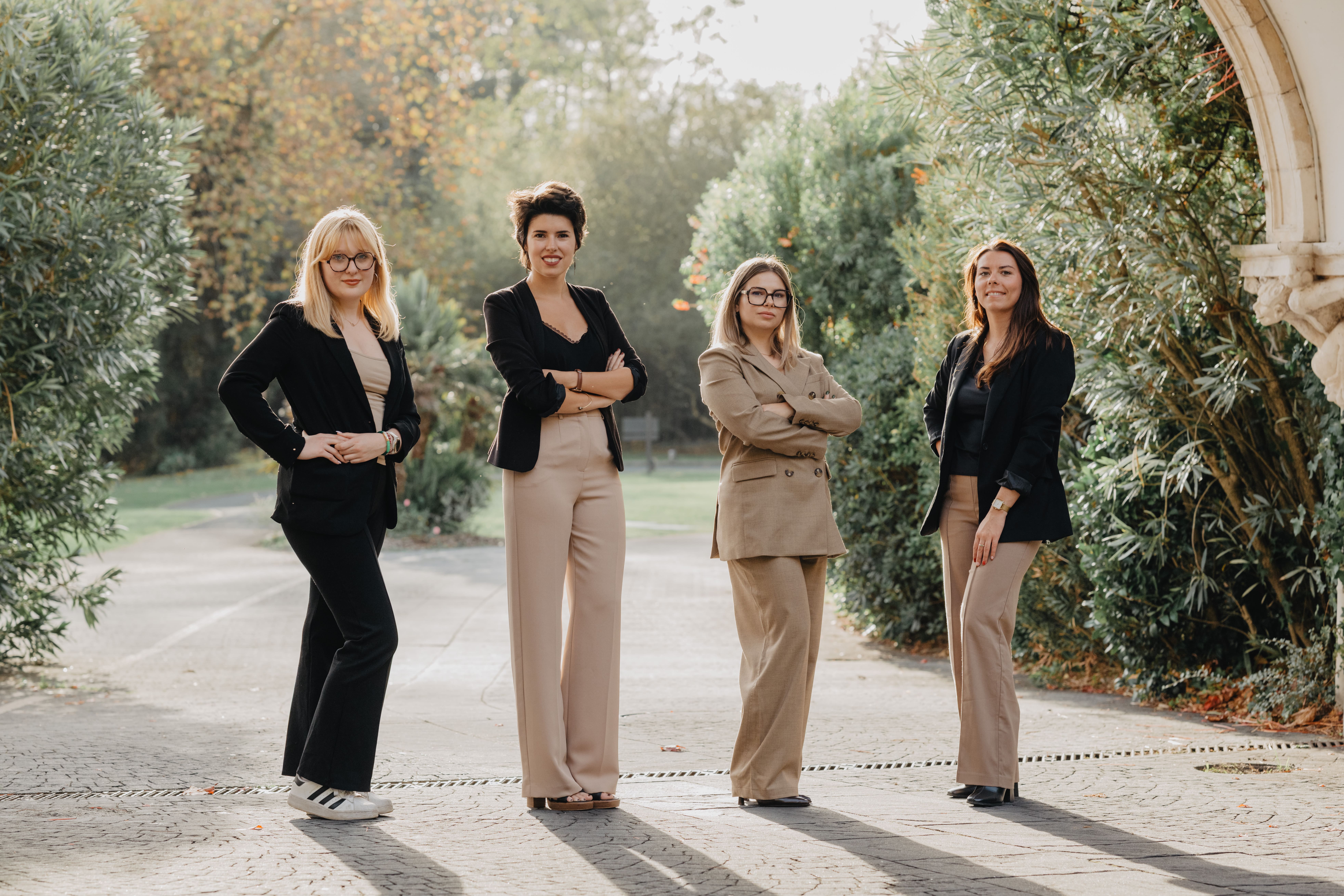 Photo des 4 wedding Planner de la franchise. Elles se tiennent debout côte à côte en extérieur. réseau de wedding planners en France